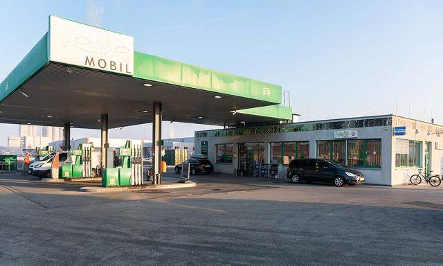 Bei dieser Tankstelle in Ennsdorf stieg der verletzte Einbrecher aus dem Fluchtauto. 