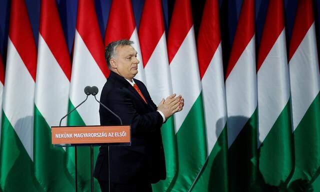 Der ungarische Premierminister Viktor Orbán applaudiert seiner Rede, der Wahlsieg ist ihm sicher.