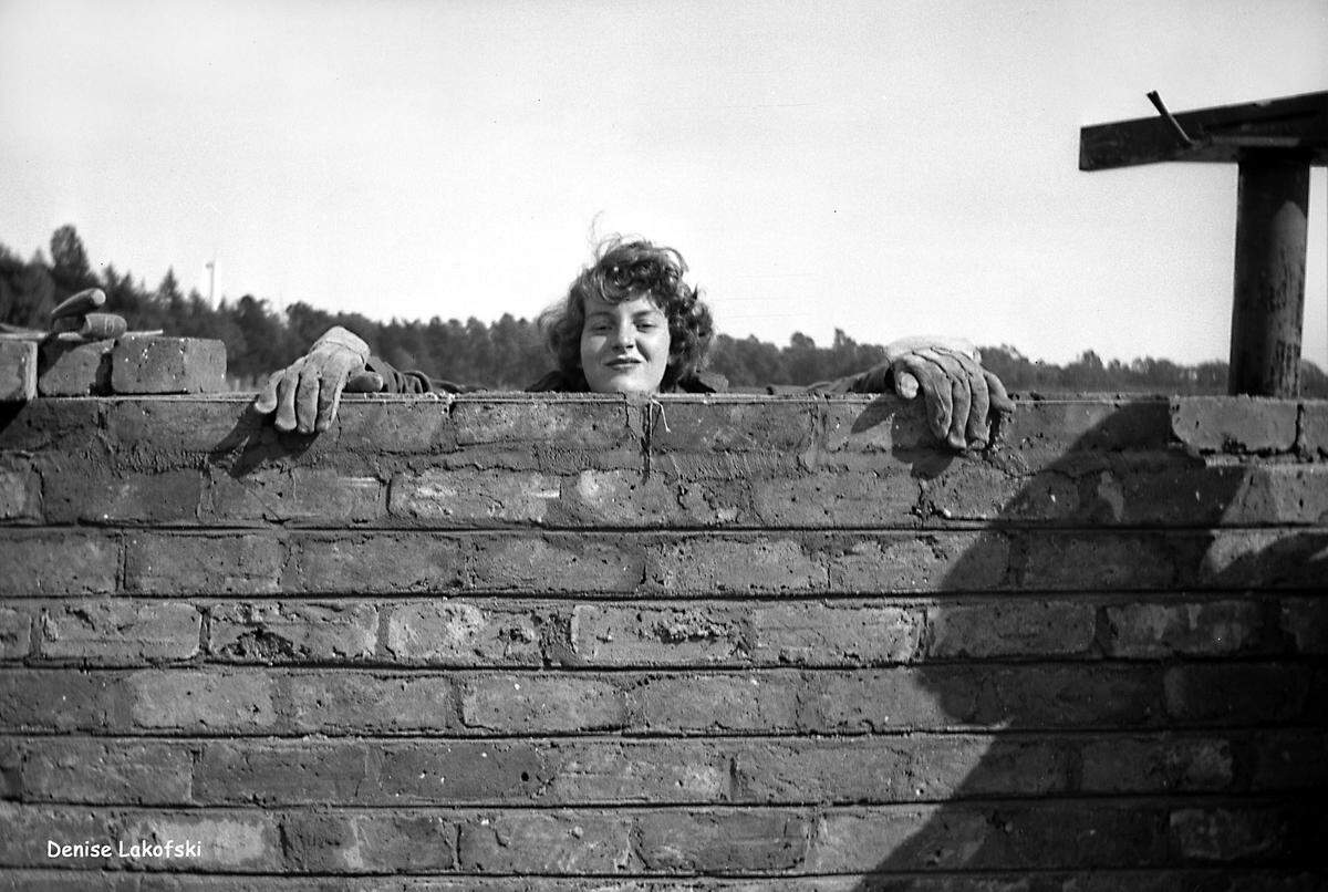 Denise Scott Brown hilft beim Bau einer Tennishalle an der Universität Witwatersrand, 1950.