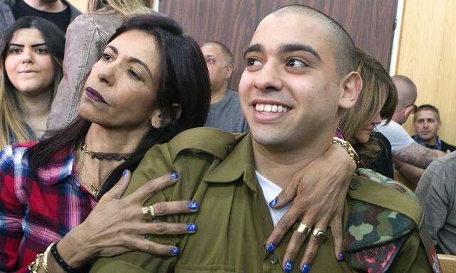 Soldat Asaria und seine Mutter vor der Urteilsverkündung.
