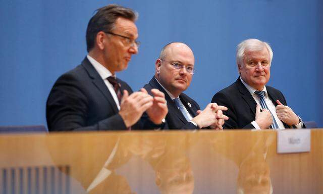 Holger Münch (BKA), Arne Schönbohm (BSI) und Horst Seehofer (Innenminister) erklärten, welche Konsequenzen man aus dem jüngst aufgedeckten Datendiebstahl ziehen werde.