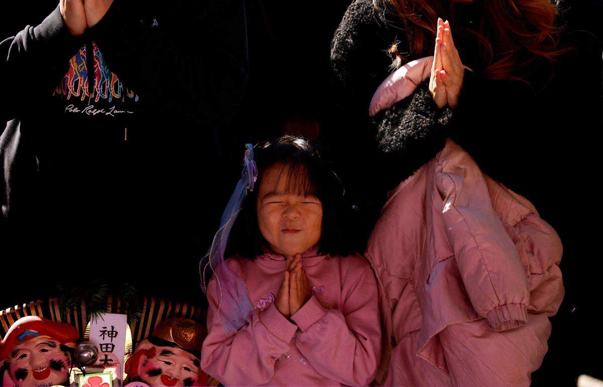4. Jänner. Eine Familie in Tokio betet am ersten Arbeitstag nach Silvester für ein erfolgreiches Jahr.