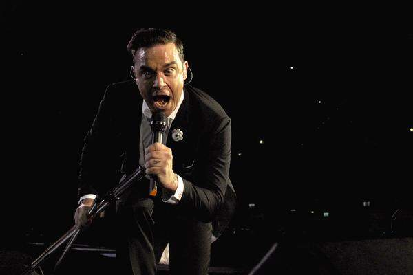 Der britische Popstar Robbie Williams wird zum zweiten Mal Vater. Das gab er während seines Wien-Konzerts am 28. April in der Stadthalle bekannt. Kurz zuvor hatte er die Neuigkeiten auch auf Twitter gepostet. "Ayda und ich sind uberglucklich bekannt zu geben, dass Theodora Rose eine große Schwester sein wird", so Williams. Der Ex-Take That-Star hat mit seiner Frau bereits eine 20 Monate alte Tochter.