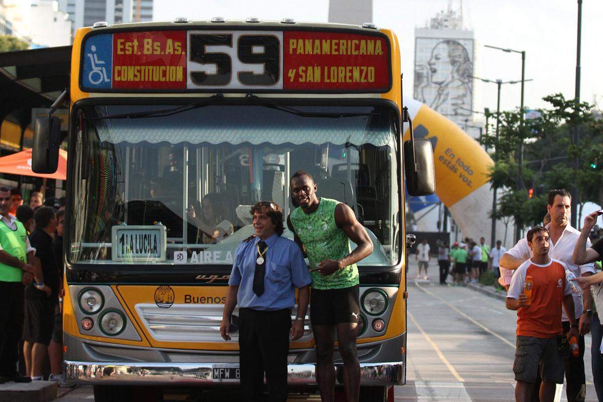 Sprintstar Usain Bolt hat einen Schaulauf gegen einen Linienbus in der argentinischen Hauptstadt Buenos Aires gewonnen.