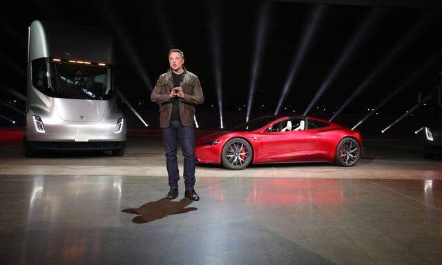 „Überragend“ die Sicht von der zentralen Sitzposition des Tesla Semi – der Profi widerspricht. Elon Musk bei der Vorstellung eines Truck-Prototypen.