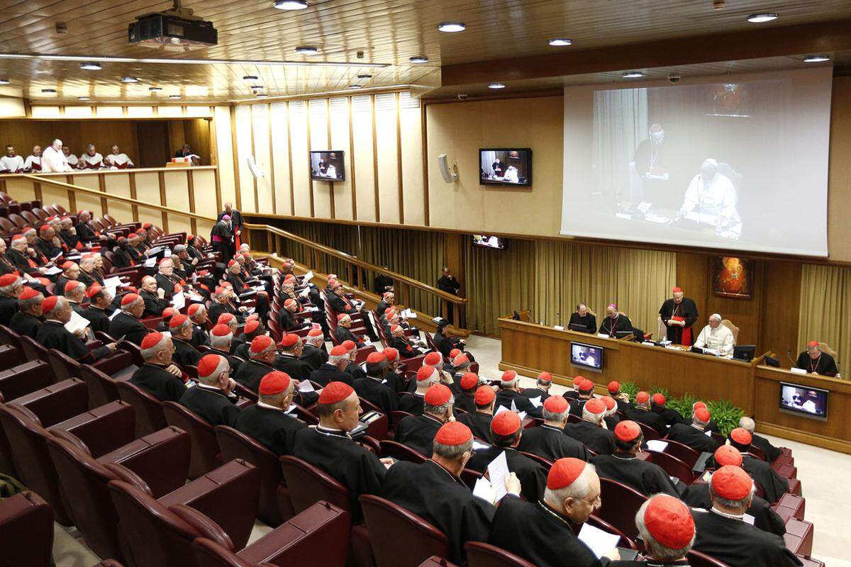 Franziskus betont das Prinzip der Kollegialität bei der Leitung der Kirche, auch im Kardinalskollegium am 22. Februar 2014. Und er hat - neben der vatikanischen Kurie! - um sich einen Kreis von acht Kardinälen ernannt, die ihn ständig beraten.