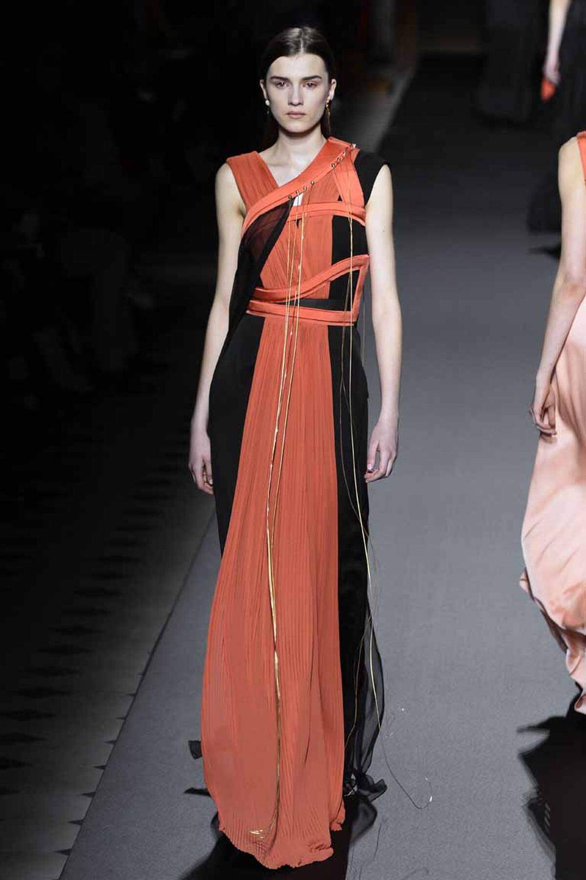 Griechische Göttinnen in drapierten Kleidern liefen bei Vionnet über den Catwalk.