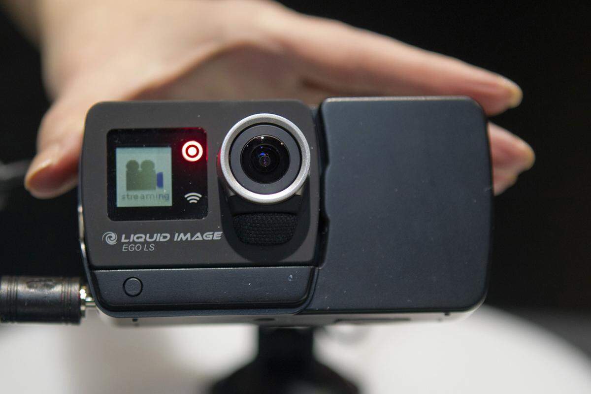 Liquid Image lässt Datenschützer vermutlich die Stirn runzeln: Die kleine tragbare Kamera zeichnet jede Sekunde des Alltags auf und überträgt das Filmmaterial in Echtzeit via Mobilfunk (LTE) ins Netz.