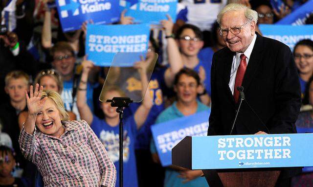 Starinvestor Warren Buffett (re.) ist ein Hillary Clinton-Anhänger und forderte des Öfteren höhere Steuern für Reiche.