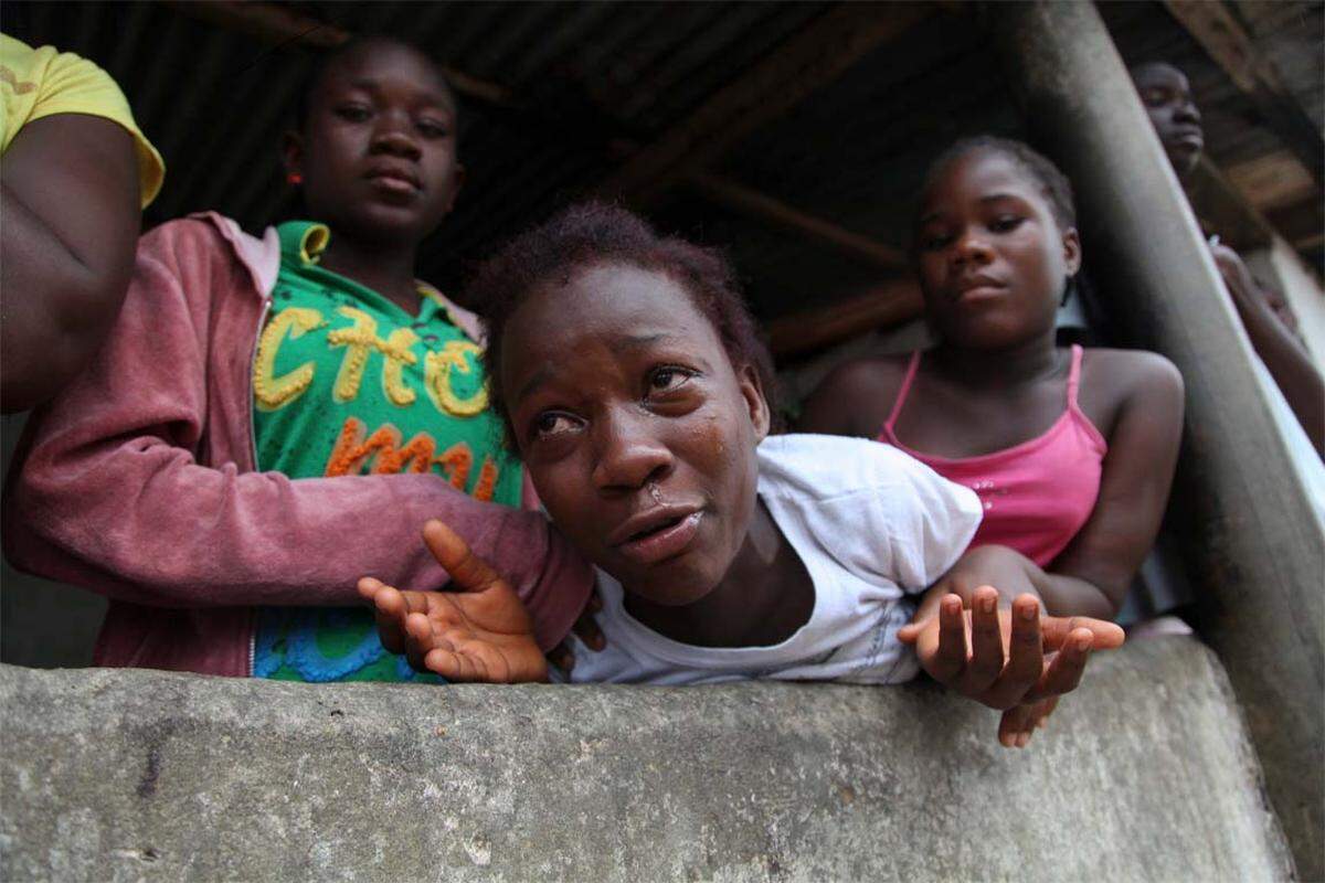 Eine Frau in Liberia weint um jemanden, den sie durch die sich immer stärker ausbreitende Ebola-Seuche verloren hat.