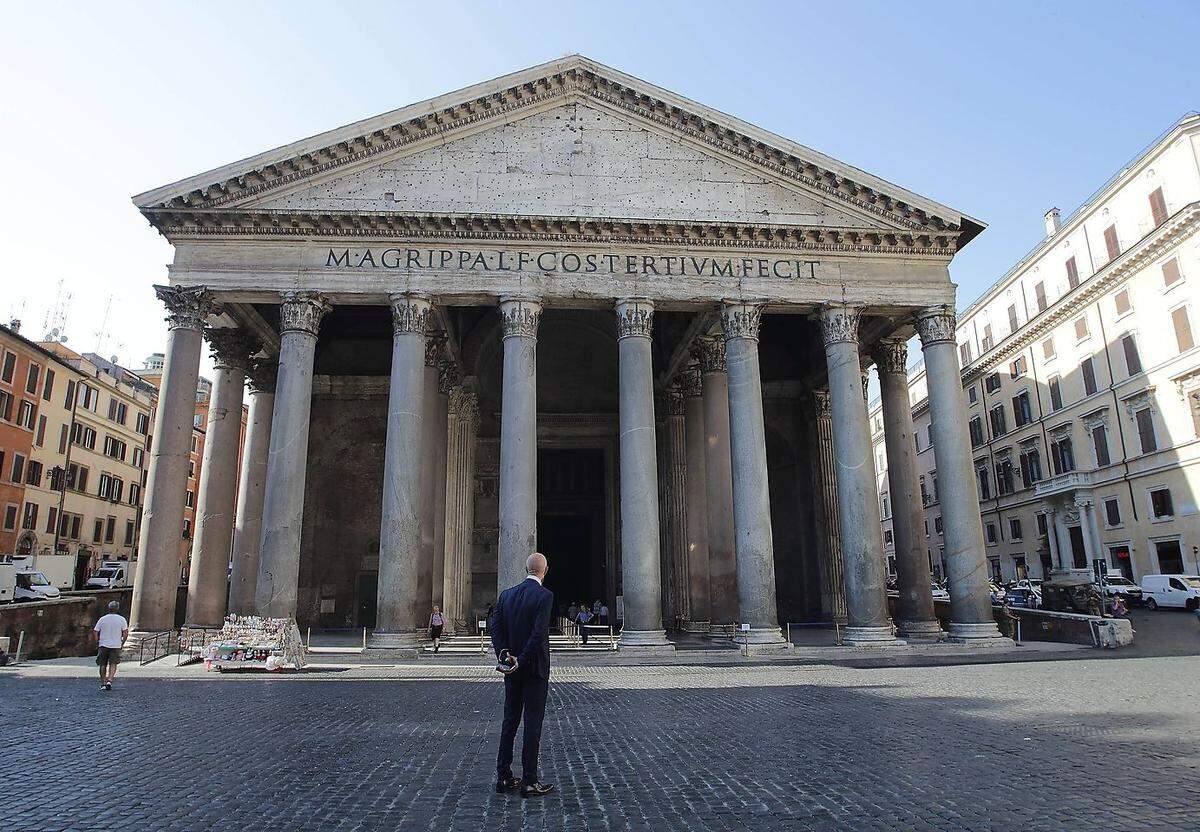 Eine Frau wurde Ende März in Rom festgenommen: Sie hatte zuvor zwei Kerzenleuchter im Pantheon schwer beschädigt. Die 39-Jährige sei auf die drei Meter hohen hölzernen Ornamente zugegangen und habe die Kerzenständer - die aus dem 18. Jahrhundert stammen - einfach umgeworfen; einen davon mit ihrer Faust, berichtet "Condé Nast Traveler". Die Arme eines der Kerzenständer brachen dabei vollständig ab. Aufsichtspersonal des Pantheons habe die Frau schließlich daran gehindert, weitere Kerzenständer zu demolieren; die Polizei wurde gerufen. Bei der Festnahme habe die Frau kein Motiv genannt: "Ich weiß nicht, warum ich es getan habe", sagte sie.