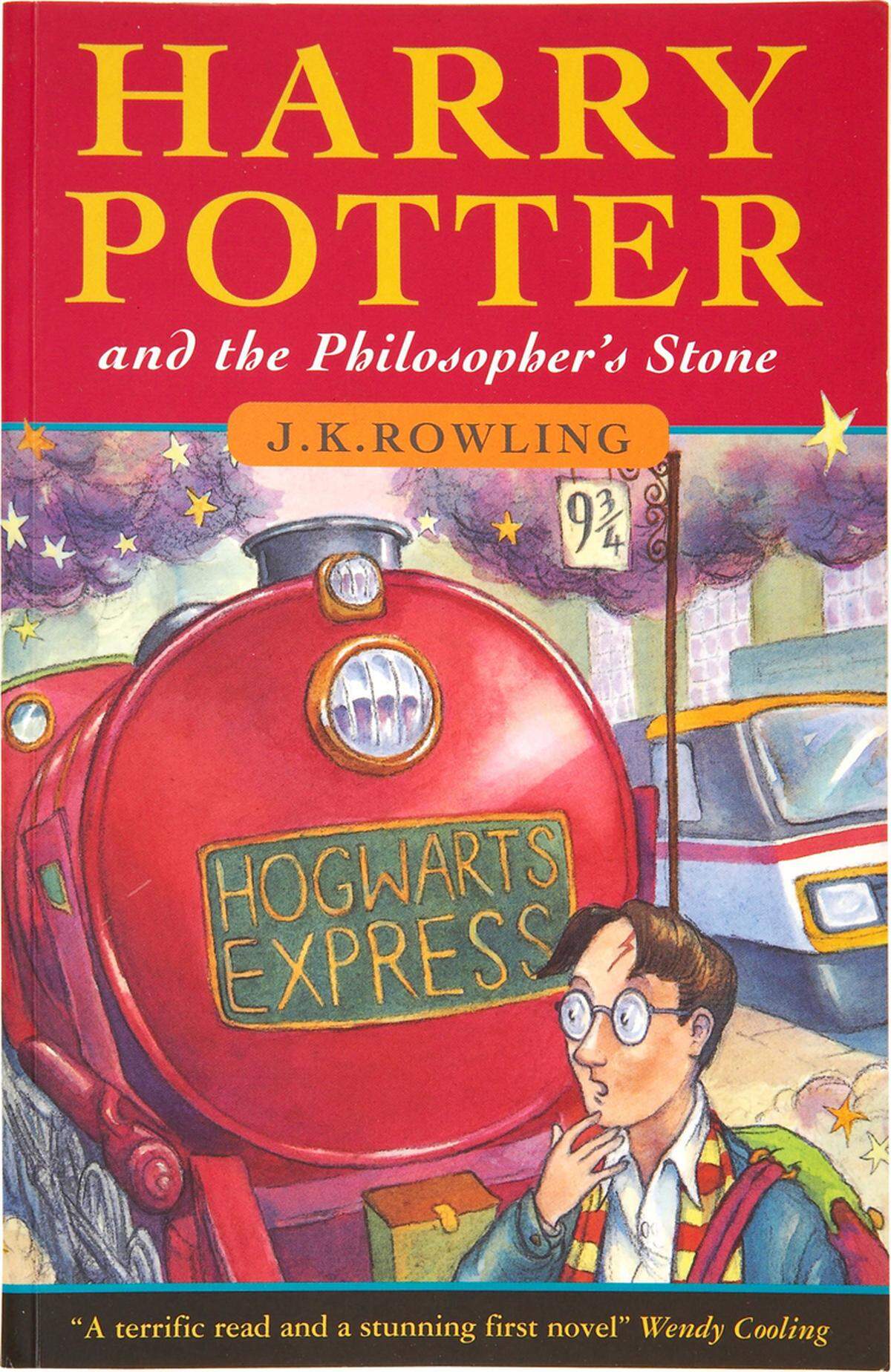 Der erste Roman "Harry Potter und der Stein der Weisen" wurde fertig gestellt und erschien 1997. Die Britin wurde schlagartig zur Bestsellerautorin. Im Londoner Verlag Bloomsbury erschien das Buch unter dem Kürzel J.K. Rowling, da der Verlag besorgt war mit einem Frauennamen Jungen als Zielgruppe nicht ansprechen zu können.