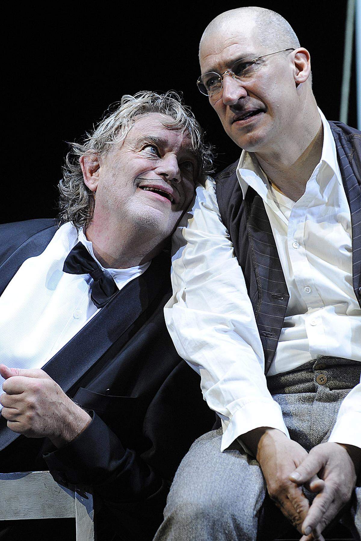 2009 trat der inzwischen entlassene Burgtheater-Direktor Matthias Hartmann seine Intendanz mit Goethes "Faust" an. Er inszenierte beide Teile, in Teil eins spielte Voss Mephisto an der Seite von Faust Tobias Moretti.