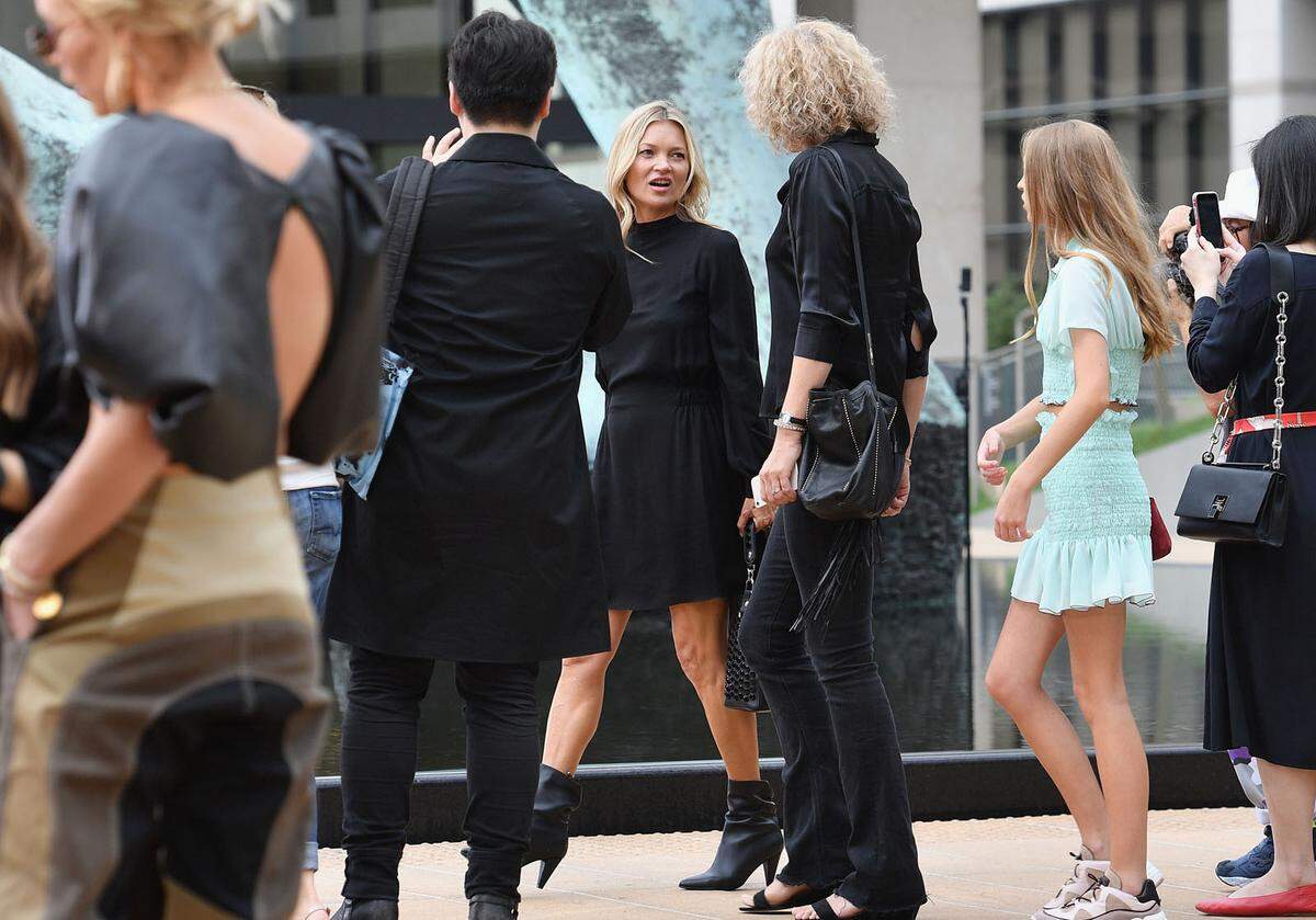 Kate Moss erschien mit Tochter Lila Grace zur Modenschau von Longchamp.