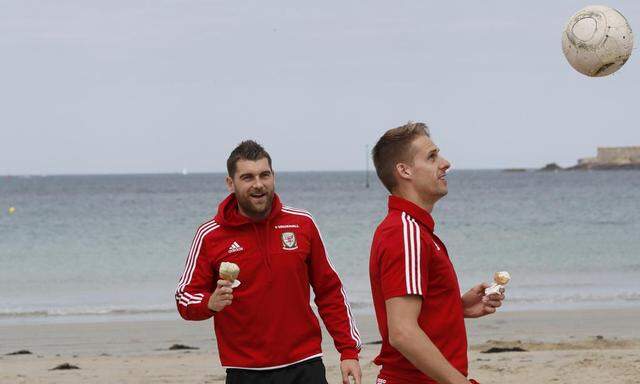Die walisischen Teamspieler David Edwards and Sam Vokes suchten Ablenkung am Strand von Dinard.