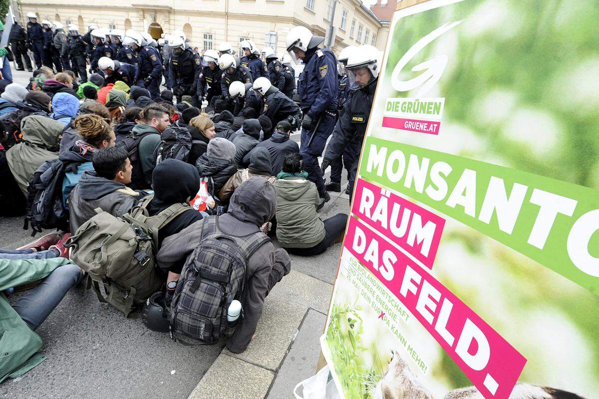Nach Angaben der Offensive waren rund 1000 Personen an der Demo "gegen den ersten rechtsextremen Aufmarsch in Österreich seit Jahrzehnten" beteiligt.