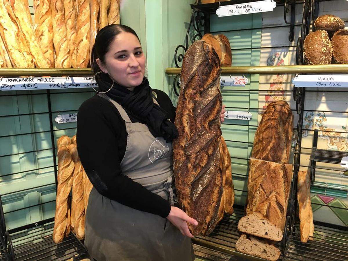 ... in der das Bäckermädchen stolz einen Laib Brot herzeigt. Handgemachtes und der Stolz darüber sind für Österreicher normal - den Amerikaner versetzt es in Entzücken.