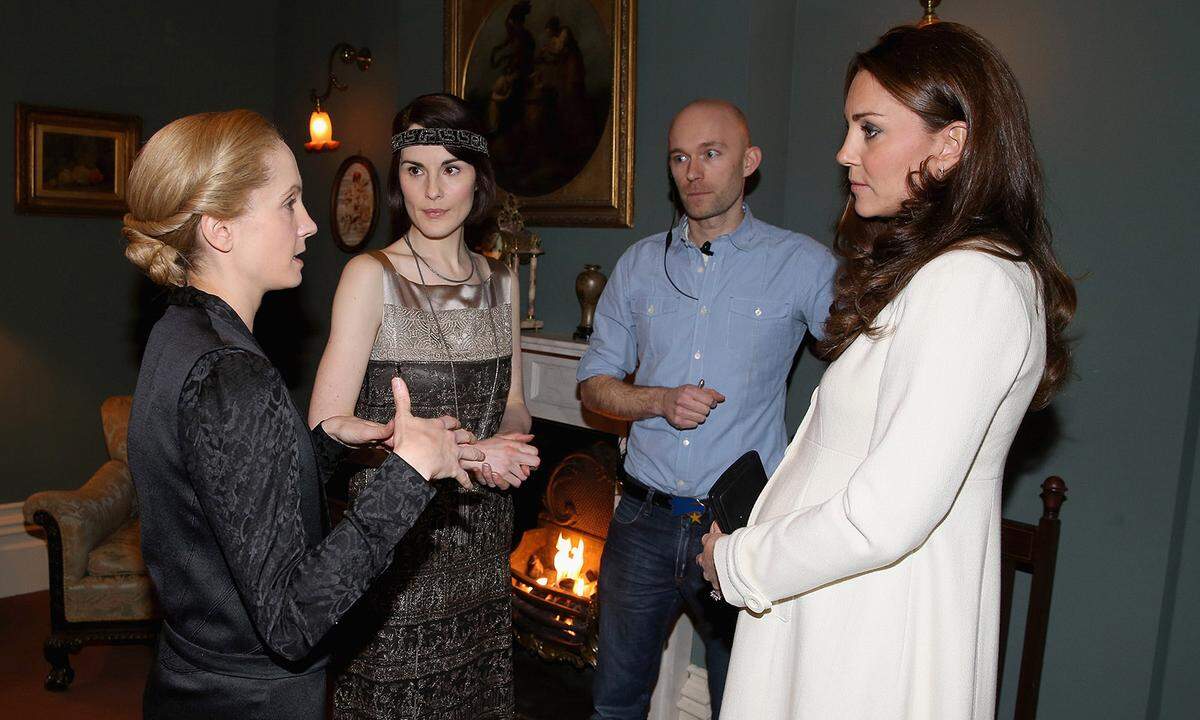 Einen Abstecher auf das Filmset der Erfolgsserie „Downton Abbey“ machte Herzogin Catherine im März 2015. Die Crew rund um Michelle Dockery (mit Stirnband) war sichtlich angetan. Mit dabei war auch Töchterchen Charlotte, wohlbehütet noch im Bauch der damals Schwangeren.