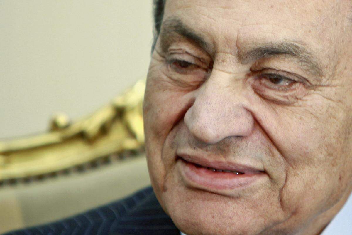 Damit geriet Mubarak in die Schusslinie der militanten Islamisten. 1995 und 1999 war er Ziel eines Attentats. Außerdem kam es zu blutigen Terroranschlägen auf Touristen, 1997 in Luxor, 2004 im Badeort Taba, 2005 in Sharm-el-Sheikh und 2009 in Kairo.