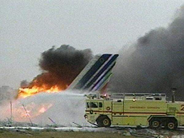 Ein Airbus der Air France rast bei der Landung im kanadischen Toronto nach einem Unwetter über die Landebahn hinaus und geht teilweise in Flammen auf. Alle 309 Flugzeuginsassen überleben.