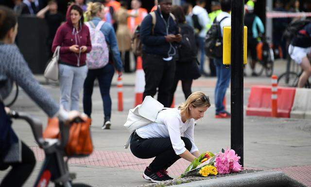 London nach dem Terroranschlag: Als eine der Ersten legt die junge Frau am Borough Market Blumen für die Opfer nieder. Bei dem Attentat wurden sieben Menschen getötet. 