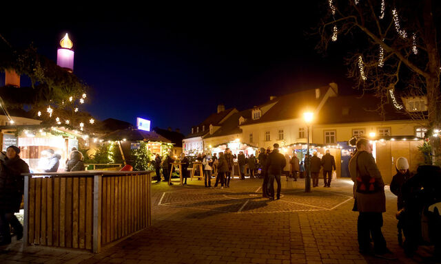 Weihnachtsmarkt mit Dorfcharakter: Auf dem Rathausplatz in Klosterneuburg.