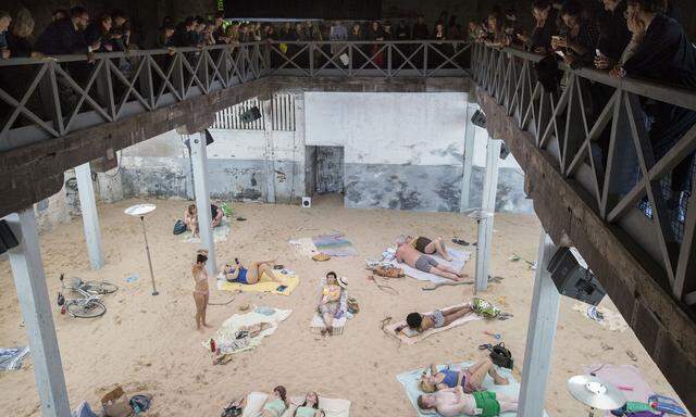Das Strandleben als Spektakel: Mit der klimakritischen Opern-Performance „Sun & Sea“ in einem alten Marinegebäude in Venedig gewann Litauen 2019 den Goldenen Löwen für den besten Biennale-Pavillon. 