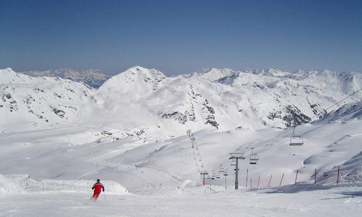 Die dazu passenden Orte heißen Gerlos, Zell am Ziller und Königsleiten. Mayrhofen ist auch nicht weit entfernt. 626 Skifahrer und Snowboarder wählten die gut besuchte Zillertal Arena auf den zehnten Platz. 