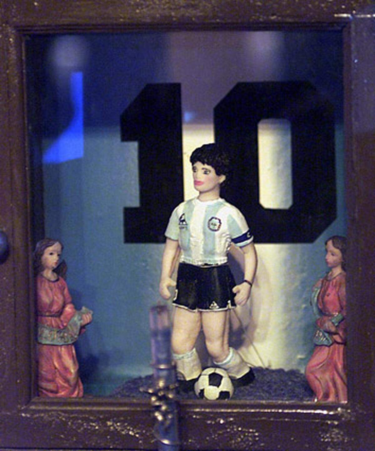 Seine Fans hatten ihn sowieso nie vergessen: Sie gründeten zu Ehren des "Fußballgottes" Diego Maradona seine eigene Kirche: Zu den zehn Geboten der "Iglesia Marodoniana" (Maradona-Kirche) gehört etwa "Liebe das Fußballspiel über alles" und "Sei kein Dickkopf und lass die Schildkröte nicht entkommen." In dieser Kirche wird D10S verehrt (spanisches Wortspiel: Dios = Gott, 10 war die Nummer auf Maradonas Trikot), am 30. Oktober, dem Geburtstag Maradonas, wird in der Iglesia Maradoniana "Weihnachten" gefeiert.