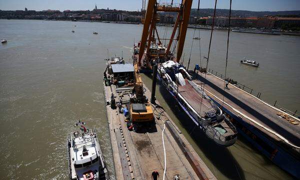 Ein Lastenkahn transportierte das Wrack in den Freihafen der Budapester Donauinsel Csepel.