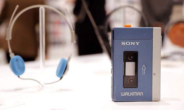 Archivbild: Sonys erster Walkman bei einer Ausstellung in Japan