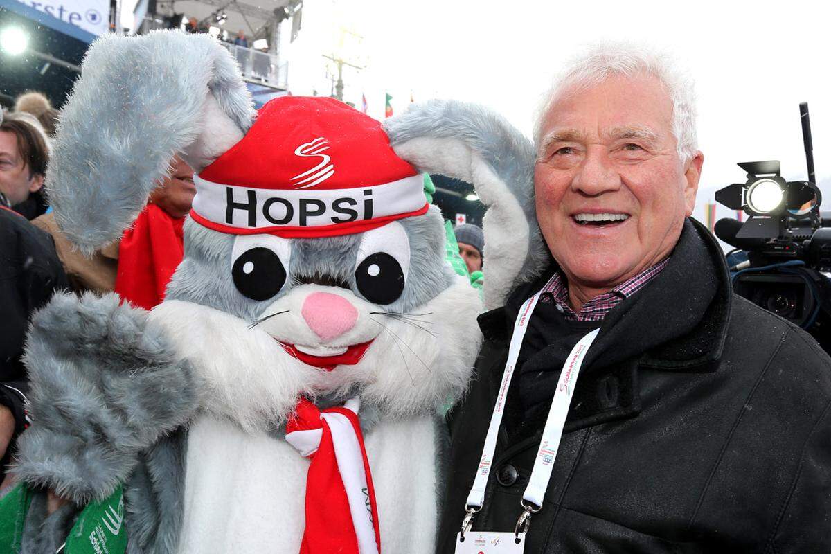 Wenn Milliardär Frank Stronach bei der WM über den Schladminger Hauptplatz spaziert, dann herrscht dort Aufregung. Passanten tummeln sich um den „Frank“, und seine Bodyguards müssen gelegentlich eingreifen. Wie steht es eigentlich um Stronachs skifahrerisches Können? „Ich habe ein Haus in Colorado, dort zeige ich den Jungen, wie man über die Buckelpisten fährt“, meinte der 80-jährige Neopolitiker.