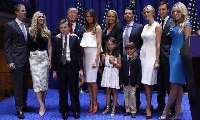 Donald Trump mit seinen Kindern und deren Lebenspartnern.