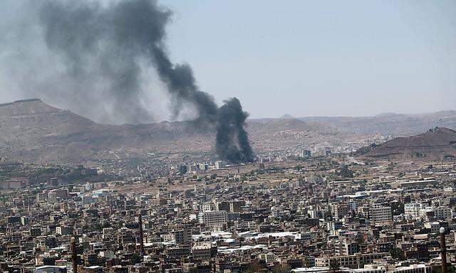 Eine Rauchsäule über der Hauptstadt Sanaa zeugt von den Kämpfen