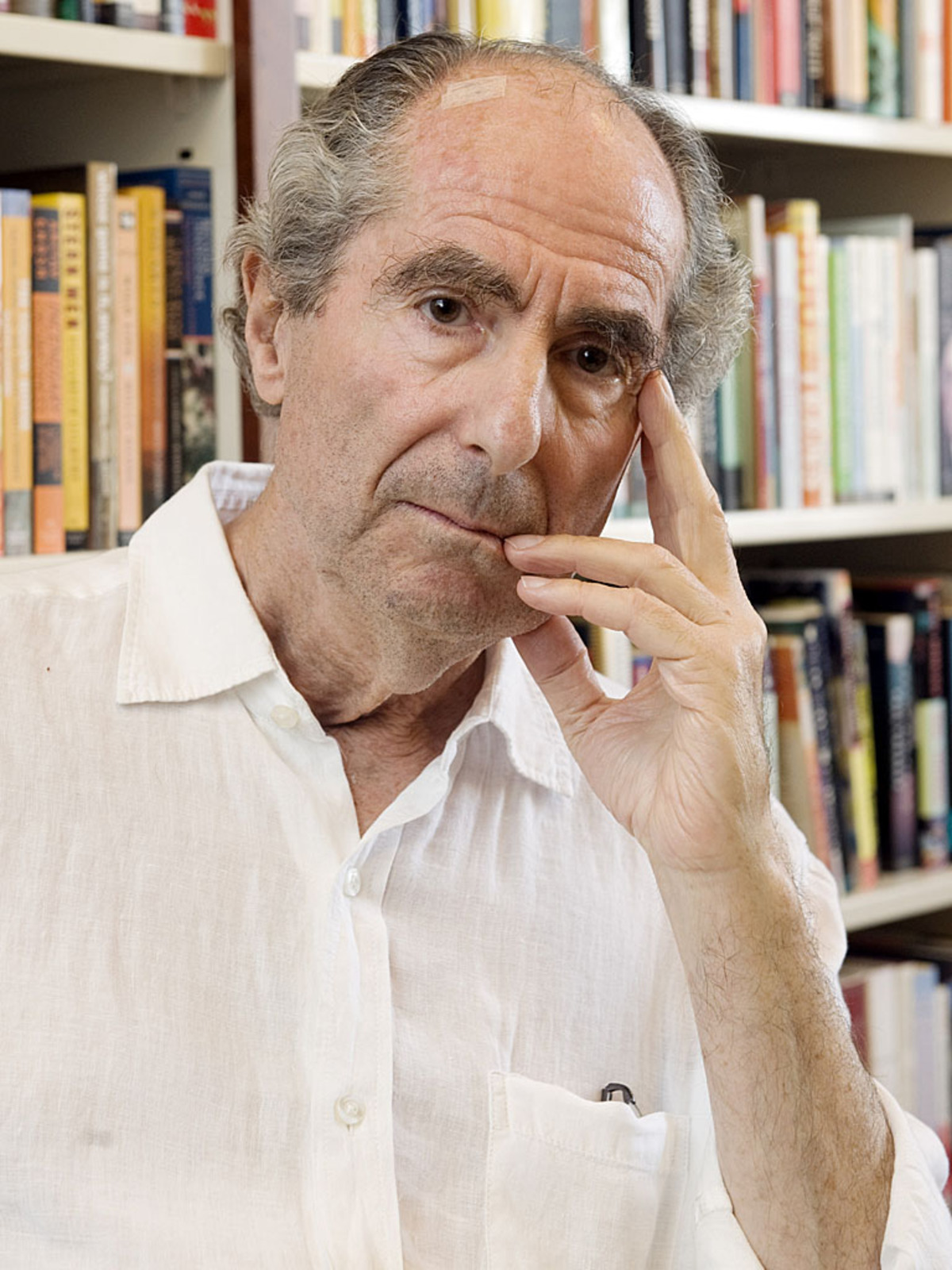 Der große amerikanische Romancier Philip Roth zählt jedes Jahr zu den Favoriten, jedes Jahr geht er leer aus. Gegen ihn spricht seine Schreibwut. Der vielfach preisgekrönte Autor "spuckt" förmlich einen Roman nach dem anderen aus, vergangenes Jahr veröffentlichte er mit "Nemesis" sein 31. Werk. Die Jury berücksichtigt bei ihrer Entscheidung das komplette Oevre eines Autors. Platz acht.