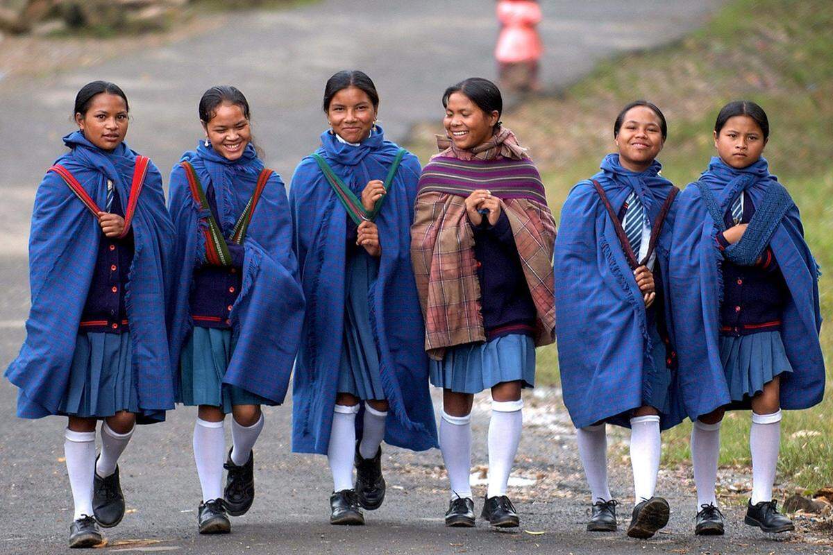Hilfsorganisationen schätzen, dass allein drei Viertel der Hausangestellten in Indien Kinder sind - 90 Prozent davon Mädchen. Diese Mädchen, die am Weg zur Schule sind, können sich also glücklich schätzen.