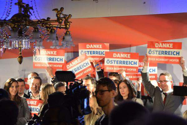 Erst um kurz nach 21 Uhr kam Stimmung auf: "Norbert, Norbert, Norbert" riefen die Fans und applaudierten als FPÖ-Kandidat Hofer gemeinsam mit Bundesparteichef Heinz-Christian Strache zu den traditionellen FPÖ-Klängen von "Immer wieder Österreich" in den Saal einzog.