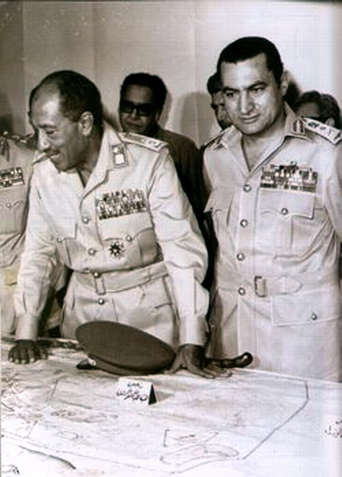 Sadat bei Kriegsplanungen. Rechts: Luftwaffenchef Hosni Mubarak.