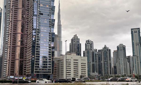 Der Burj Khalifa ragt in einen mit Wolken bedeckten Himmel.
