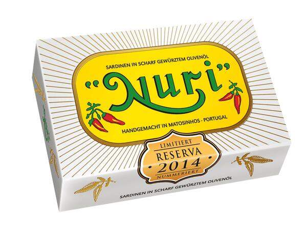 Wenige Marken haben eine so treue Fangemeinde wie die Nuri-Sardinen, die es in Österreich seit Ende der 1940er dank der Familie Glatz gab und nach einer fangquotenbedingten Pause 2015-2017 wieder gibt. Die Sardinen kommen vom Hafen in Matoshinos nahe Porto in die traditionsreiche Fabrikshalle, werden in Handarbeit samt Gewürzen in Dosen geschlichtet. Nun ist man auf den Zug der Jahrgangssardinen aufgesprungen und hat gereifte Dosenfischlein in den Handel gebracht: Derzeit erhältlich: 2014 und 2015 also jene von vor der Nuri-Pause. Nuri-Jahrgangssardinen, 15 Euro, bei Merkur am Hohen Markt.
