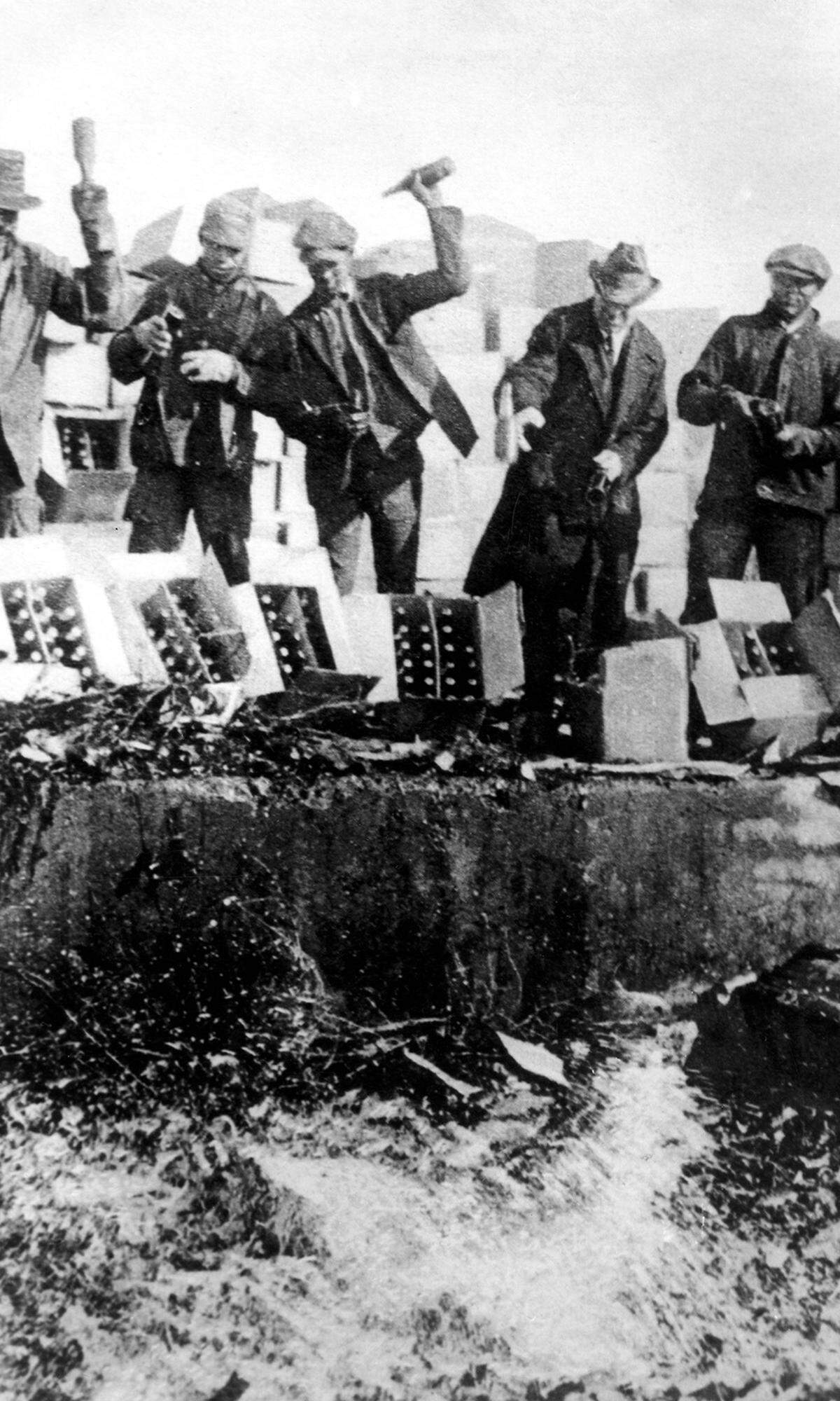 Mit 19 flieht Capone vor der Rache einer verfeindeten Gang nach Chicago, wo ihn der Unterweltkönig Johnny Torrio unter seine Fittiche nimmt. 1920 tritt die Prohibition in Kraft – und lässt das Geschäft mit Alkohol erst so richtig aufblühen. Allein in Chicago entstehen tausende „Flüsterkneipen“ (speakeasies), getarnt als Lebensmittelläden, Apotheken oder Drogerien. „60 Prozent meiner Leute stecken im Alkoholgeschäft“, sagt der Polizeichef der Stadt einmal. Die Chicagoer Banden schmuggeln Alkohol aus dem Ausland ein und bestechen in großem Stil Behörden und Politik. (Bild: Beschlagnahmter Alkohol wird vernichtet)