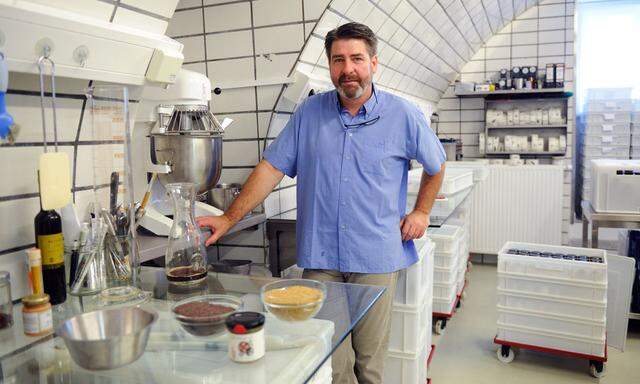  Rainer Haar in seiner Werkstatt inmitten von Bad Aussee. Hier macht er jeden Tag Senf – von Natursenf über Chilisenf bis zu Senfkaviar.