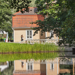 Idyllisch. Das Grün der vielen Bäume, das Glucksen der Bäche, das Plätschern der Wellen am See.