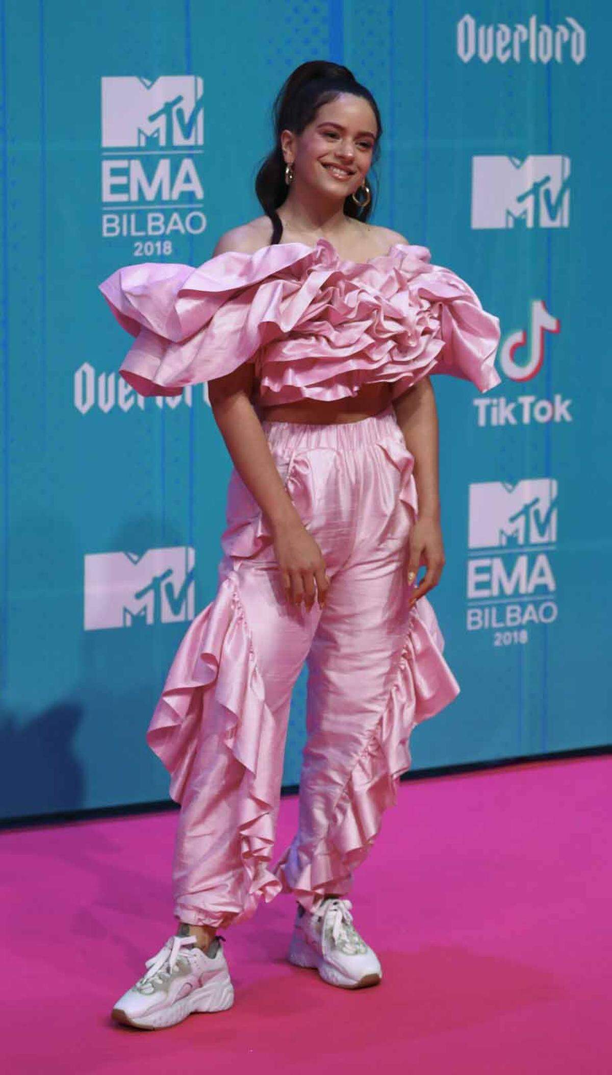 Das Spektakel wurde weltweit in eine halbe Milliarde Haushalte übertragen. Nach 2002 (Barcelona) und 2010 (Madrid) wurden die MTV Europe Music Awards zum dritten Mal in Spanien vergeben. Im Bild: Die spanische Sängerin Rosalia pretty in Pink.