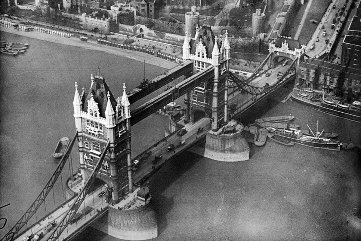'Britain from Above', mit diesem Projekt will English Heritage den Wandel Großbritanniens in der ersten Hälfte des 20. Jahrhunderts dokumentieren.Tower Bridge, März 1921