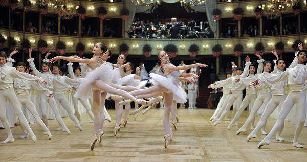 ... sowie 14 Kinderpaaren in strahlend weißen Kostümen mit klassischem Tutu. In einem silber schimmernden Kostüm tanzte Ballett-Direktor Manuel Legris umgeben von seinem Ballett.