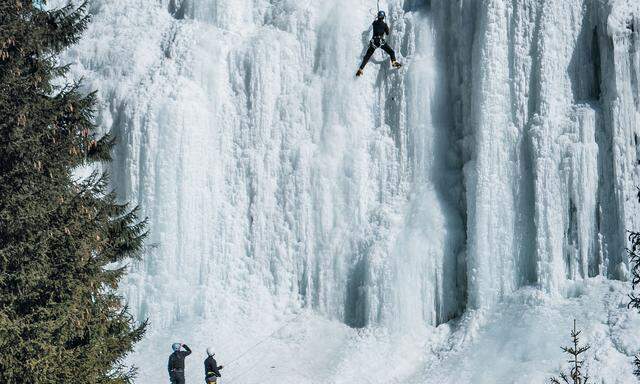 Aktivurlaub. Das Ahrntal ist durch seine vielen Wasserfälle im Winter besonders beliebt unter Eiskletterern. 