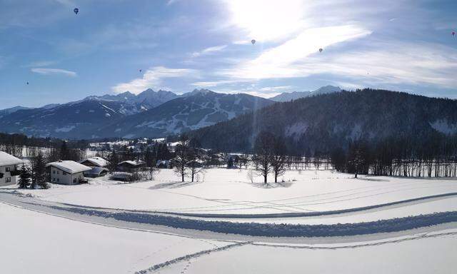 Blick auf die Sonnenloipe, die am Fuß des Dachsteins entlangführt – eine der Routen in der Ramsau, die ein bisschen ruhiger ist und auf der man sich nicht so rasch verirrt.