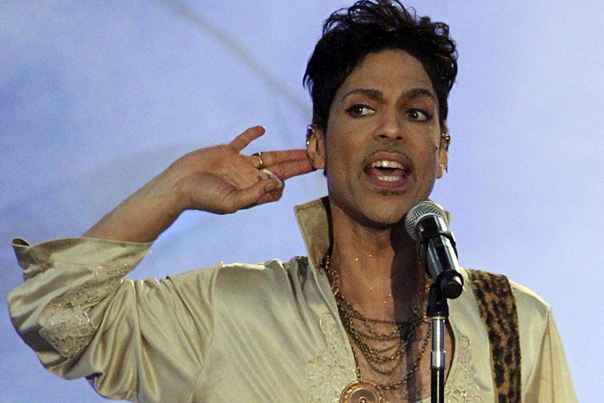 7. Juni 1958 - 21. April 2016 in Minnesota Nach Bowie schockte auch der unerwartete Tod von Prince die Musikwelt. Der Sänger, Komponist, Musikproduzent und Multiinstrumentalist wurde in seinem Haus/Tonstudio/Konzerthaus Paisley Park leblos aufgefunden. Der Songwriter, der seit Jahren an Hüftproblemen litt, war an einer Medikamentenüberdosis gestorben. >> Große Hits von Prince