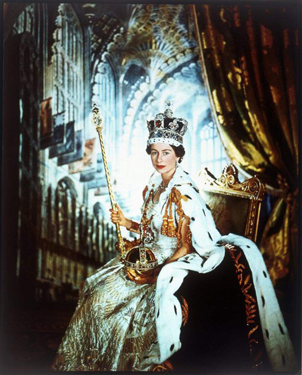 Am Todestag ihres Vaters König Georg VI, dem 6. Februar 1952, wurde Elizabeth vom Thronfolgerat als Königin proklamiert. Erst 16 Monate später, am 2. Juni 1953, fand die Krönung in der Westminster Abbey statt. Queen Elizabeth II in ihrer Krönungsrobe im Juni 1953, fotografiert von Cecil Beaton.